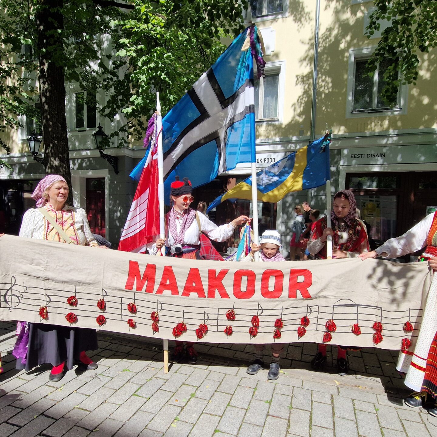 Sörve Maakoor viis isiomad lipud Tartu laulupeole